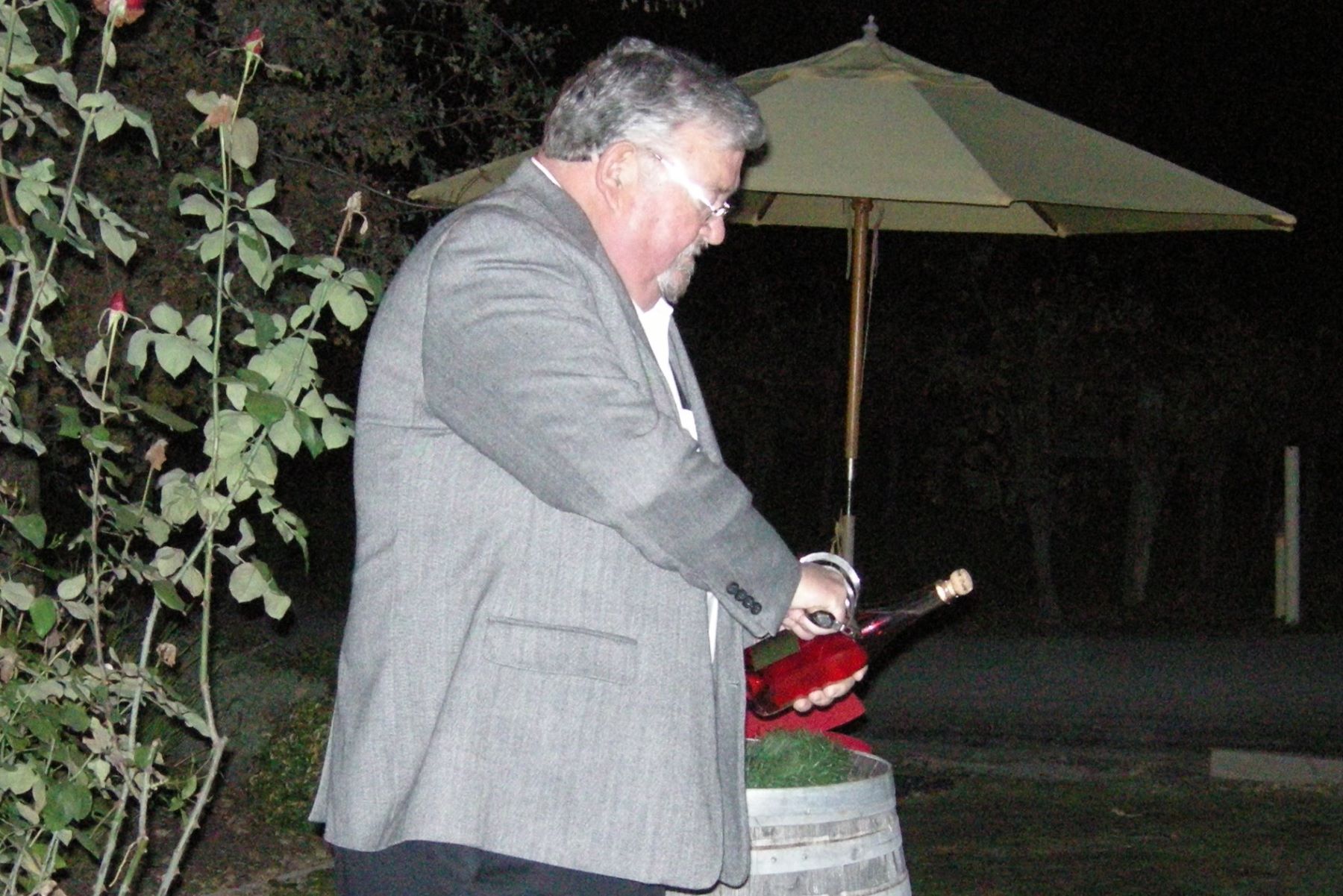 Amista Sparkling Syrah - Mike Performing the Sabrage